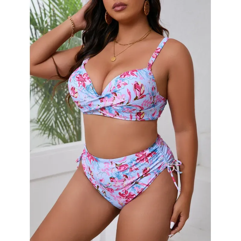 Damen Bikini-Set mit floralem Wickeloberteil und hochgeschnittenem Slip – Maréssa