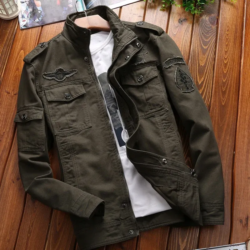 Herren Fieldjacke aus Baumwoll-Canvas im Military‑Style mit Abzeichen und Pattentaschen – Taviero