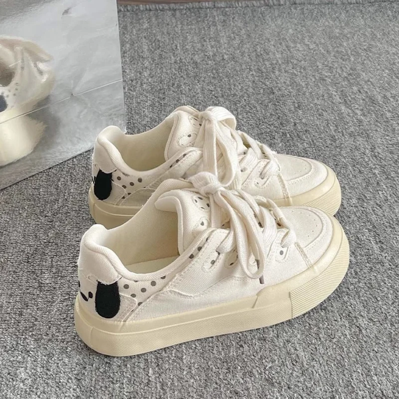 Damen Komfortable Sneakers mit dickem Plateau und verspieltem Schnürsystem – Névara