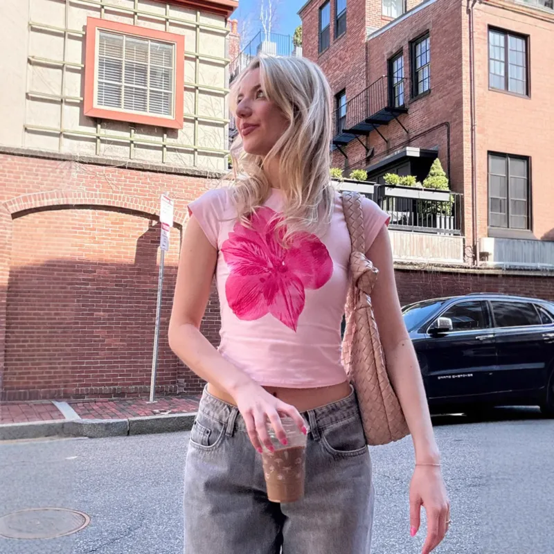 Damen T-Shirt mit floralem Druck und figurbetontem Schnitt – Orélia