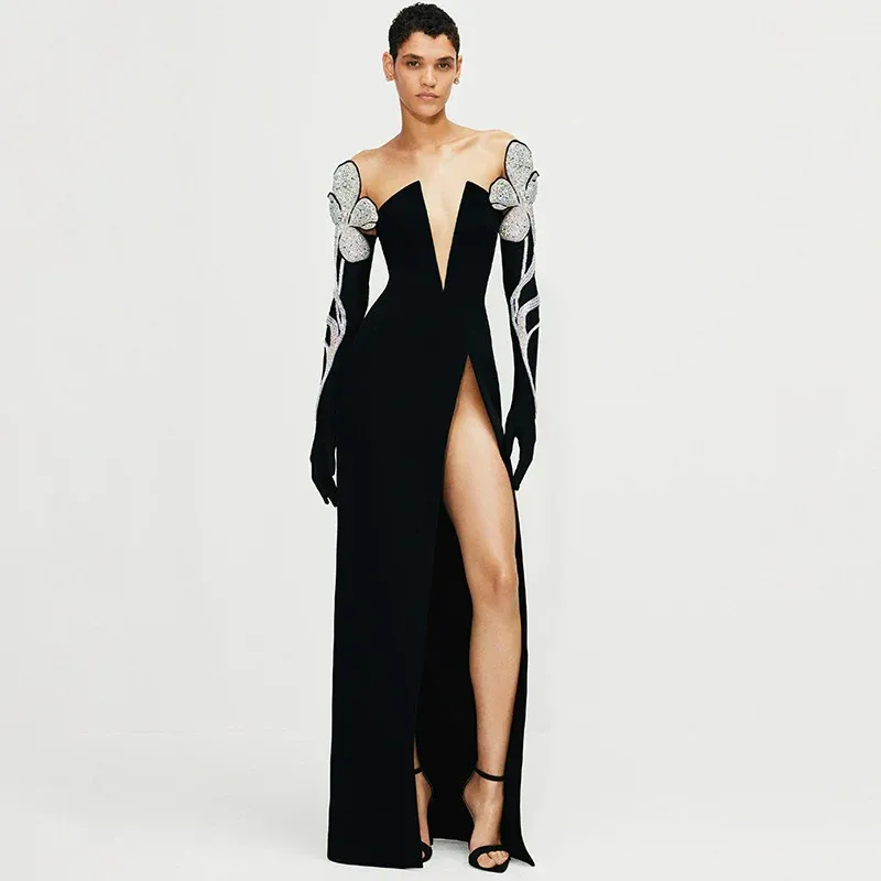 Damen Elegantes Abendkleid mit glitzernden Flügel-Applikationen und tiefem V-Ausschnitt – Élara