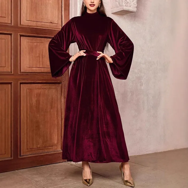 Damen Maxikleid aus Samt mit Stehkragen, weitem Glockenärmel und Taillengürtel – Valéora
