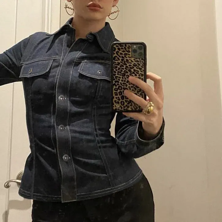 Damen taillierte Jeansjacke mit markanten Kontrastnähten, Brusttaschen und figurformender Schnittführung – Denévia