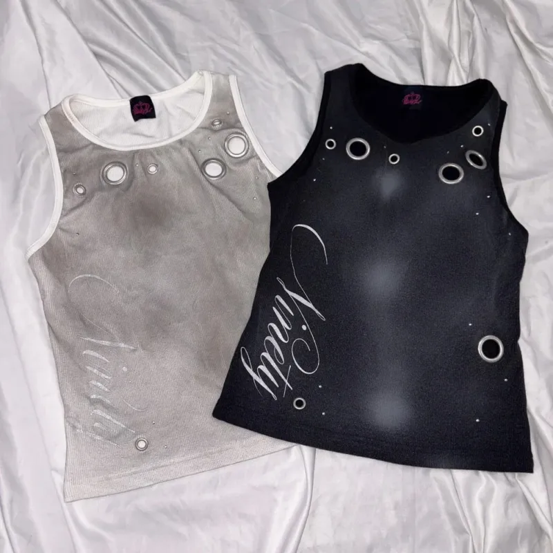 Damen Trendiges Tanktop mit dekorativen Ösen und schimmerndem Stoff – Orélia