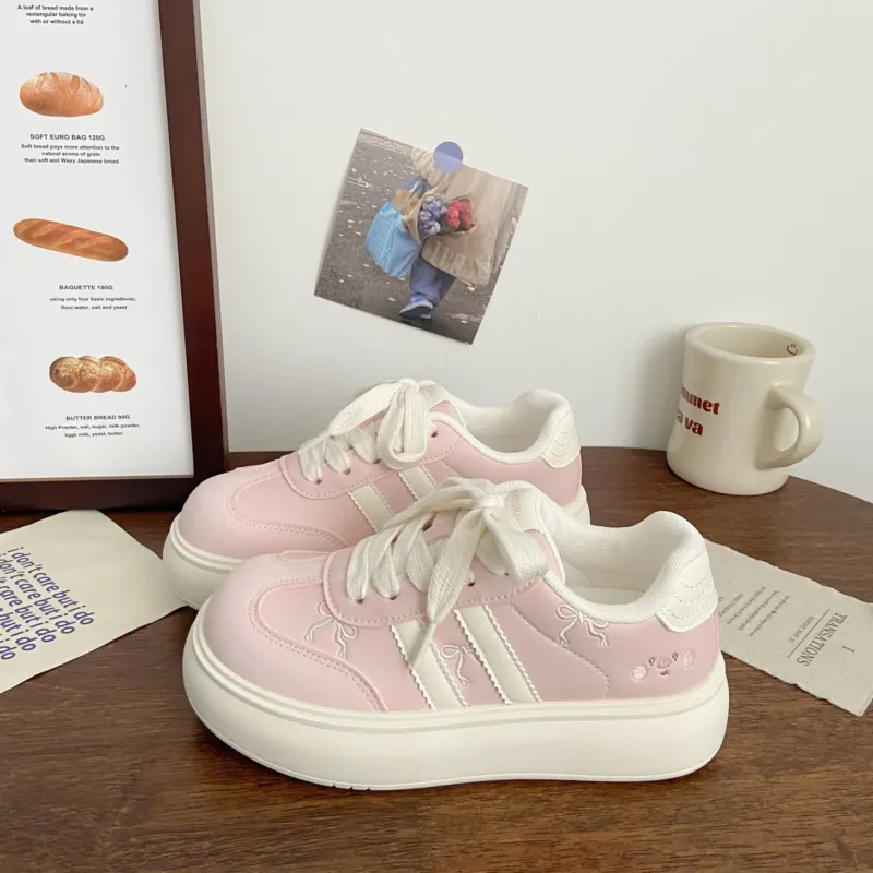 Damen Sportliche Plateau-Sneakers mit verspielten Applikationen – Névara